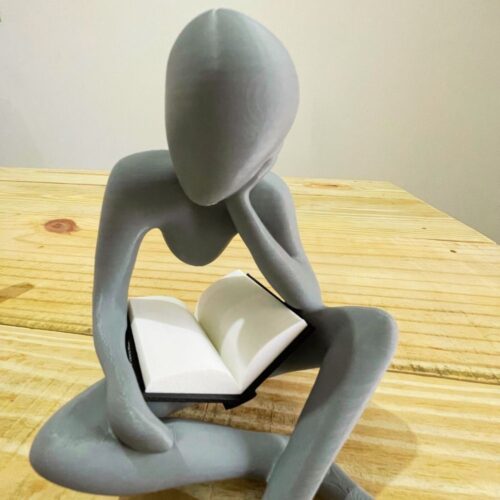 Figura Pensativa Lendo um Livro - Escultura Decorativa 3D (1)