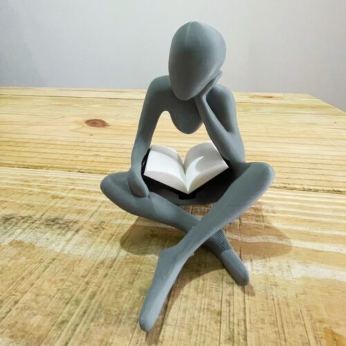 Figura Pensativa Lendo um Livro - Escultura Decorativa 3D (3)